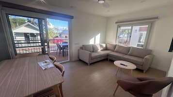 Deluxe 2 Bedroom Cabin - Sleeps 6 | Living area