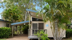 Un bâtiment à deux étages doté d’un porche abrité et d’un petit jardin.