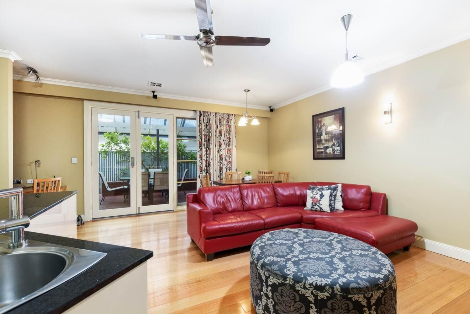 Télévision à écran plat, lecteur de DVD