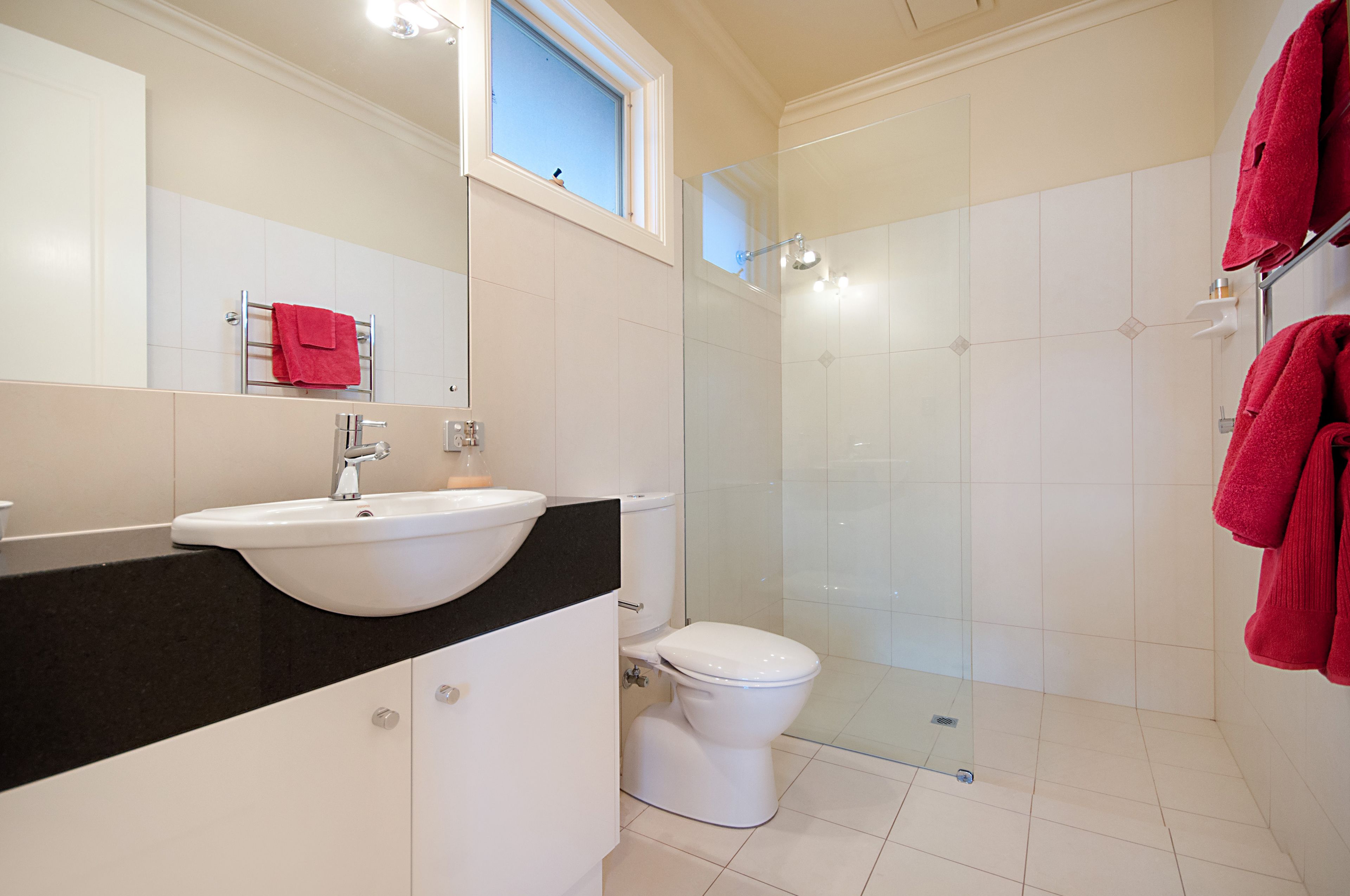 Apartment, 2 Bedrooms | Bathroom | Separate bathtub and shower, free toiletries, hair dryer, towels