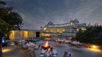 Breakfast, lunch, dinner served; international cuisine