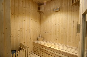 Una sauna de madera con bancos y un banco de madera.