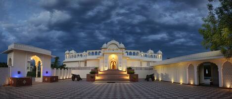 Façade de lâhĂ©bergement - soirĂ©e/nuit