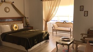 Quarto casal superior | Frigobar, cofres nos quartos, escrivaninha, Wi-Fi de cortesia