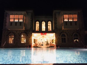 Piscina externa, guarda-sóis, espreguiçadeiras