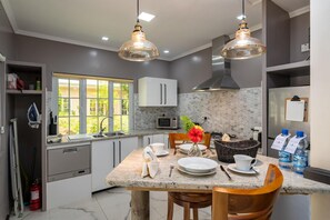 大冰箱、微波炉、烤箱、炉灶