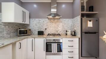 Lemari es besar, microwave, oven, dan kompor