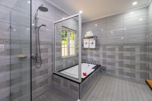 Separate bathtub and shower, deep-soaking bathtub, rainfall showerhead - Felicie Cottage & Residence (Mahé Island)