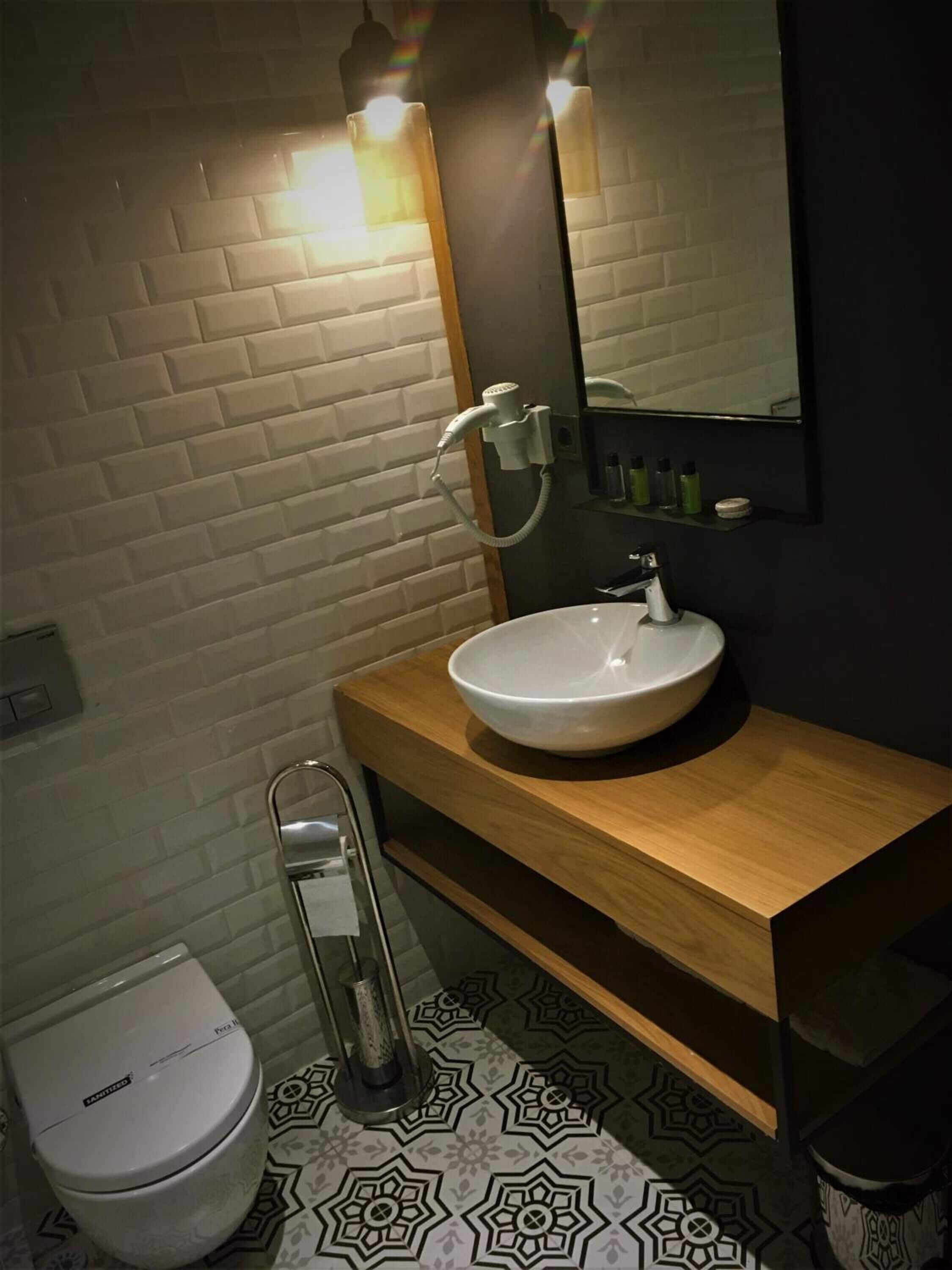 shower, free toiletries, hair dryer, slippers