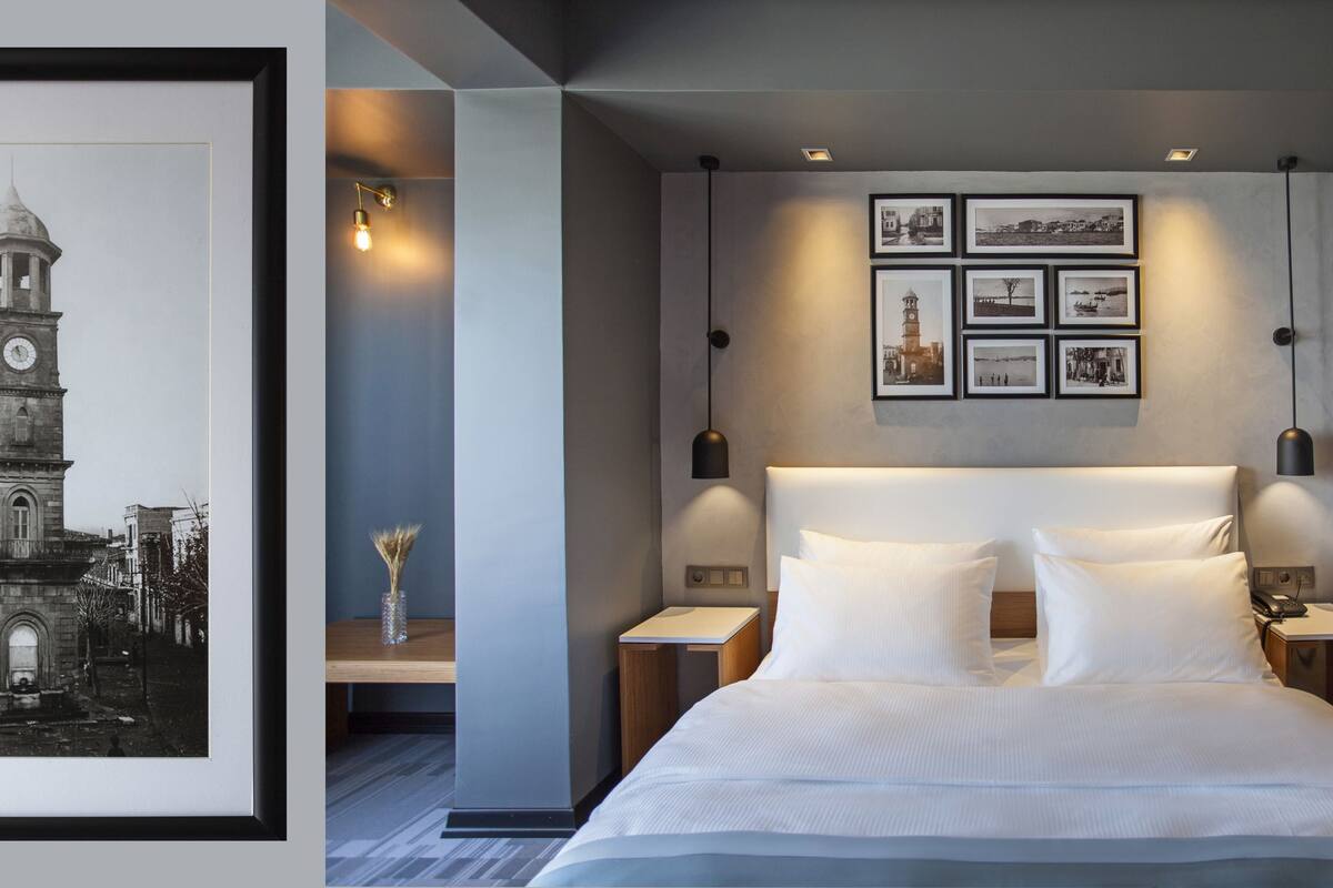 deluxe double or twin room, smoking, city view | minibar, in-room safe, desk, rollaway beds