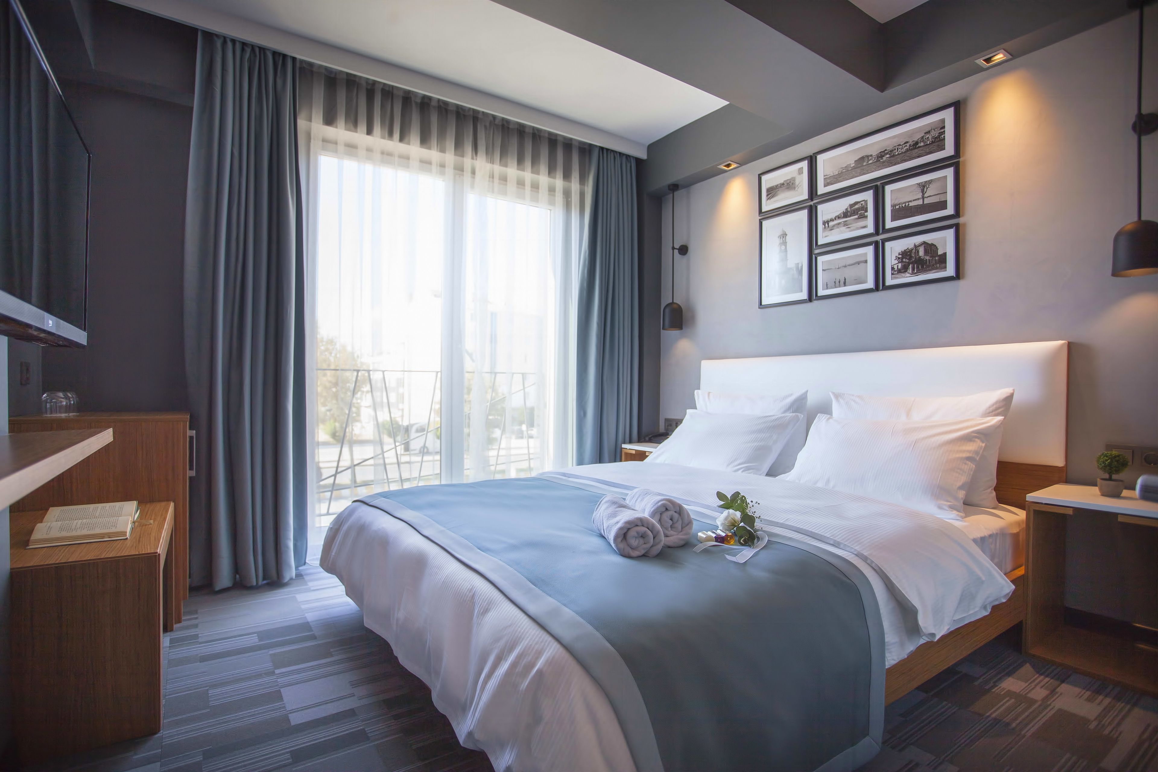 Minibar, caja de seguridad en la habitación y escritorio 