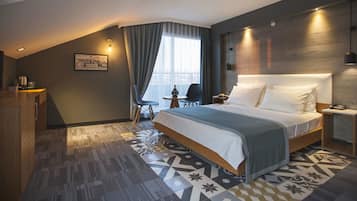 Suite junior, para no fumadores, vista a la ciudad | Minibar, caja de seguridad en la habitación, escritorio y camas extra
