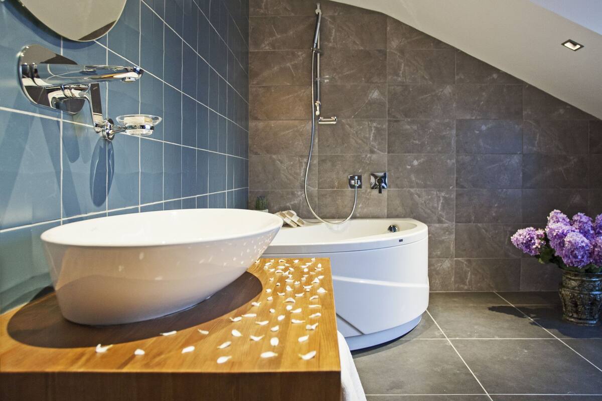 junior suite, non smoking, city view | bathroom | shower, free toiletries, hair dryer, slippers