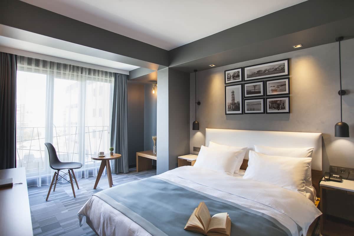 deluxe double or twin room, smoking, city view | minibar, in-room safe, desk, rollaway beds