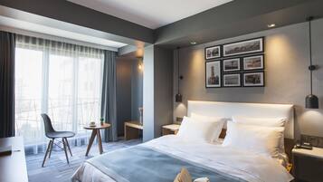 Deluxe Double or Twin Room, Smoking, City View | Minibar, in-room safe, desk, rollaway beds