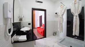 Habitación doble superior | Baño | Regadera, amenidades de baño gratuitas, secadora de cabello, pantuflas 