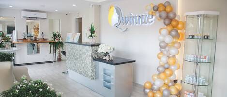 Tratamientos faciales, manicura y pedicura, masajes