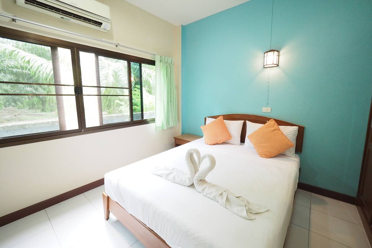 Standard Villa | Meja, ruang kerja komputer riba, langsir/tirai gelap terus