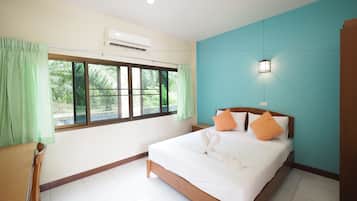 Standard Villa | Desk, laptop workspace, blackout drapes, free WiFi