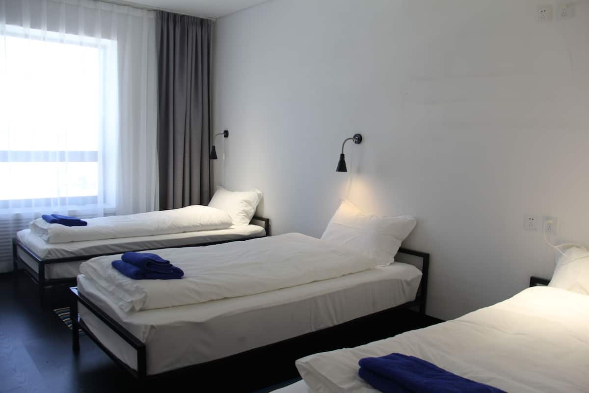 Eenvoudige driepersoonskamer, 2 slaapkamers | Een kluis op de kamer, gratis wifi