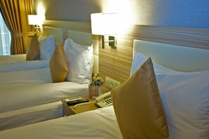 Standard Triple Room | In-room safe, desk, soundproofing, free WiFi - Laleli Emin Hotel (Istanbul)
