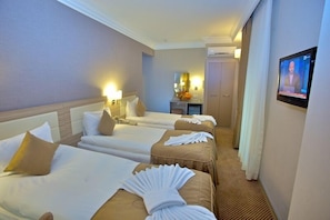 Standard Triple Room | In-room safe, desk, soundproofing, free WiFi - Laleli Emin Hotel (Istanbul)