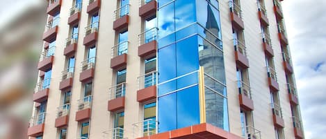 Vista frontal de la propiedad