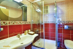 Pancuran mandi, kelengkapan dandanan diri percuma, pengering rambut 