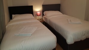 Appartement, 1 slaapkamer, op benedenverdieping | 1 slaapkamer, een bureau, een strijkplank/strijkijzer, gratis wifi