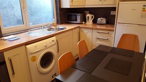 Kaffetrakter/tekoker, kjøleskap, mikrobølgeovn og ovn