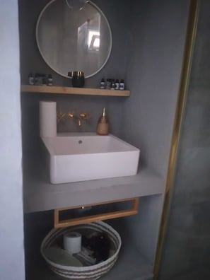 Regadera, amenidades de baño gratuitas, secadora de cabello, pantuflas