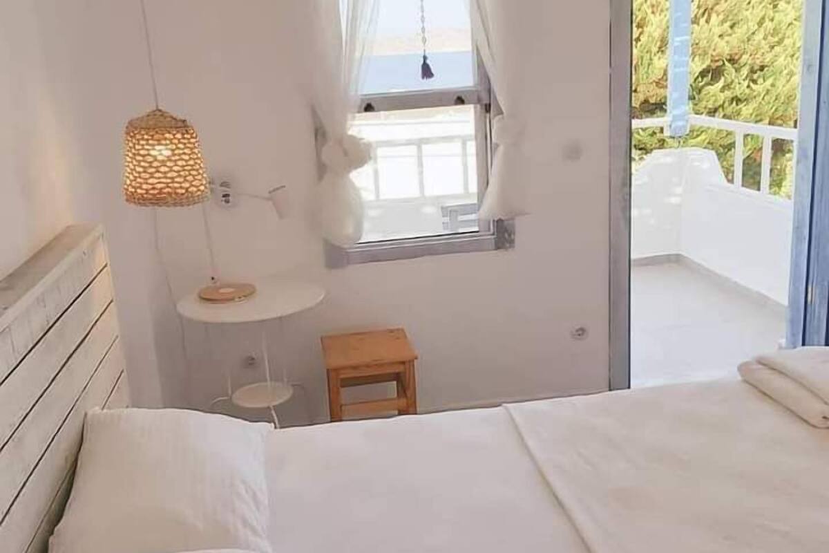 Habitación doble estándar | Caja de seguridad en la habitación y escritorio