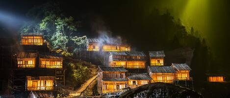 Voorkant accommodatie - avond/nacht