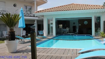 Außenpool (je nach Saison geöffnet), Sonnenschirme, Liegestühle