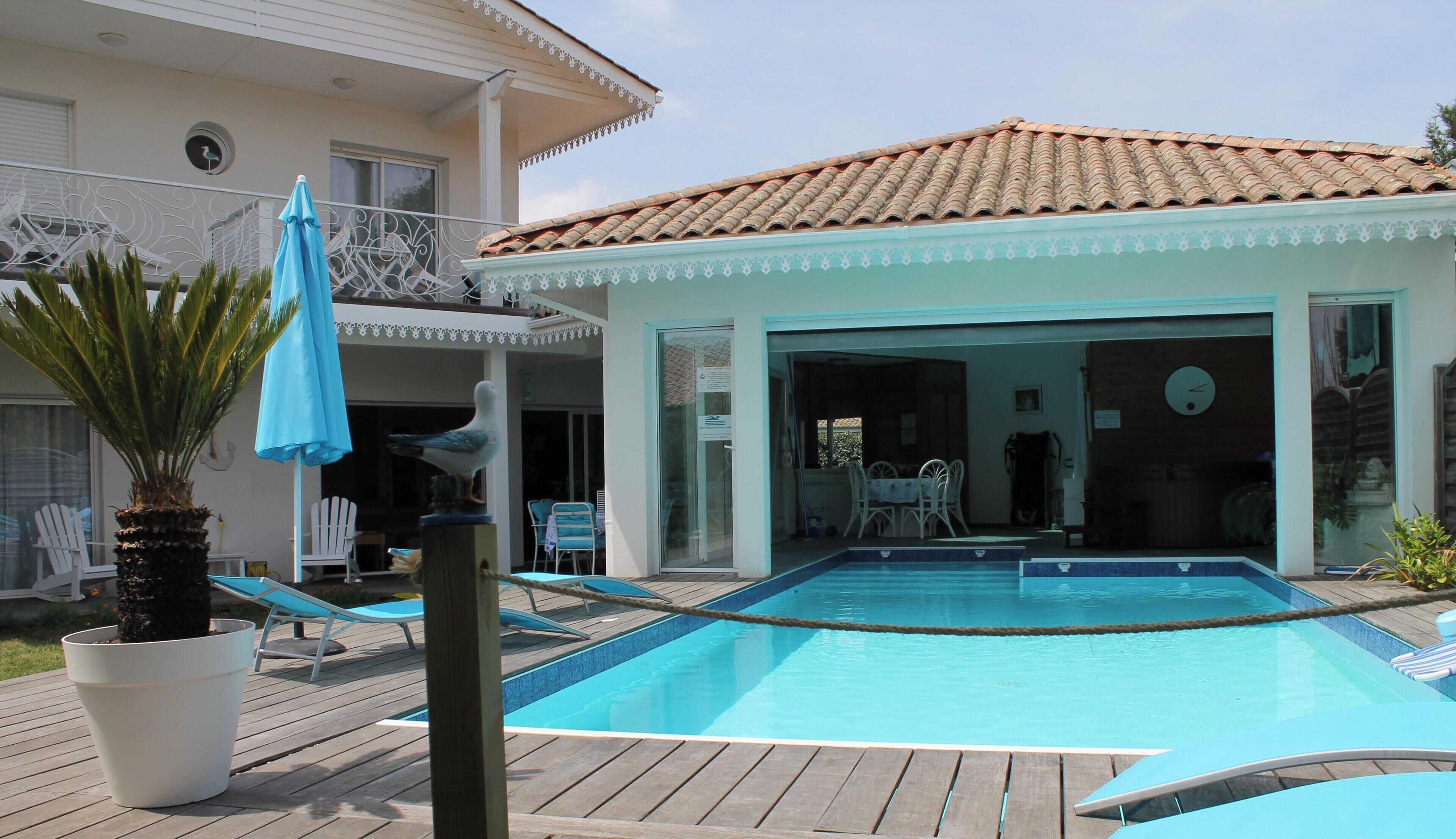 Una piscina al aire libre de temporada (de 10:00 a 19:30), sombrillas