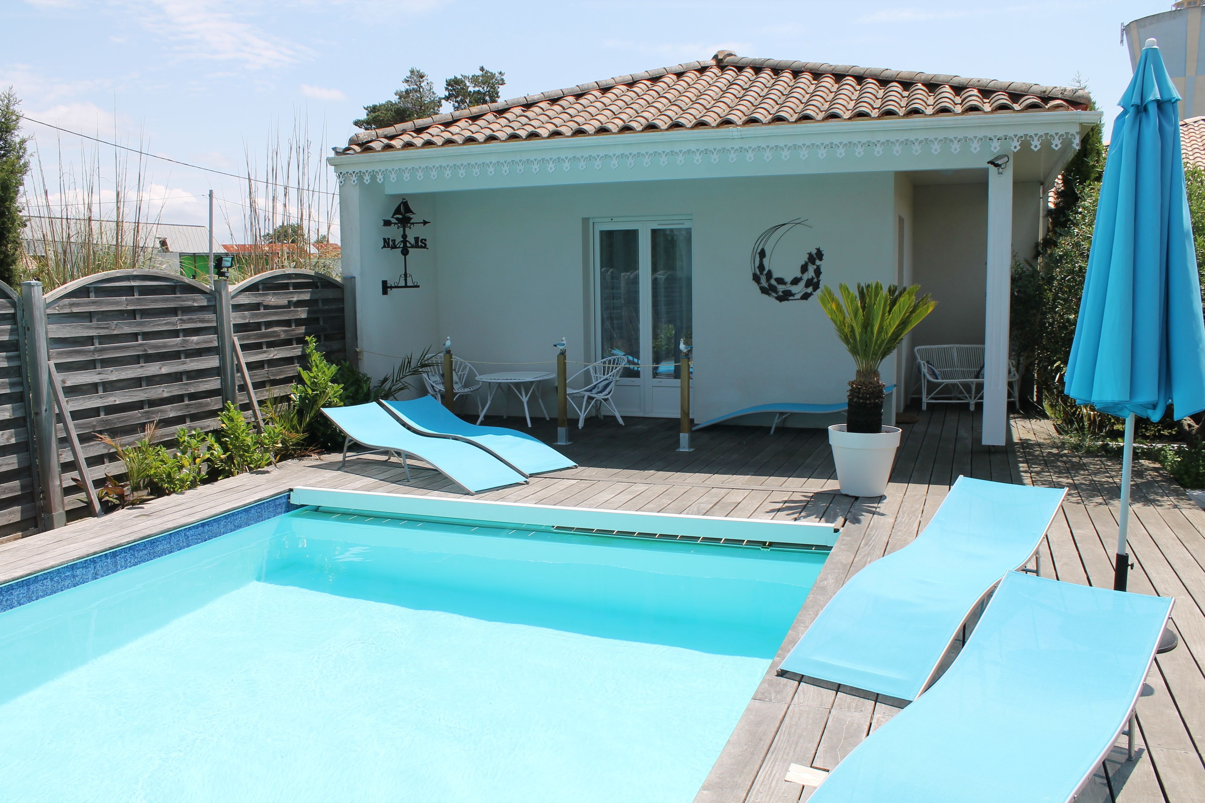 Piscina stagionale all'aperto, ombrelloni da piscina, lettini