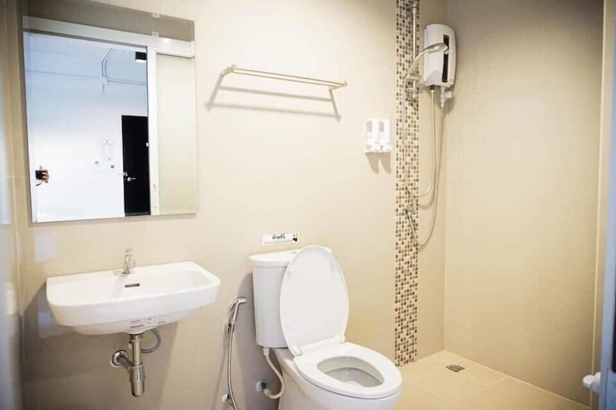 superior double room, 1 double bed, non smoking | bathroom | shower, free toiletries, towels