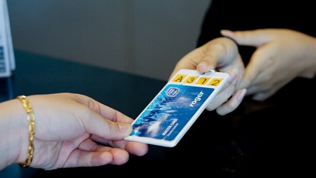 Una mano sosteniendo una tarjeta MasterCard con el número A3132.