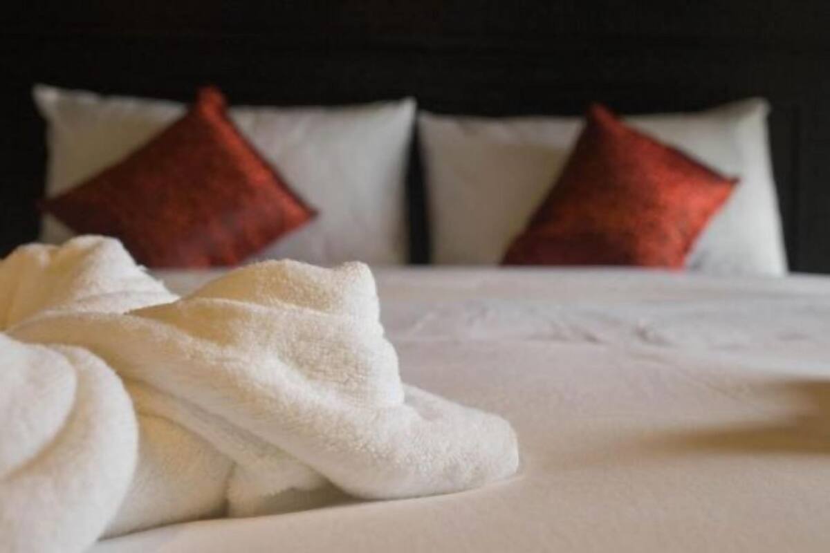 1 bedroom, bed sheets