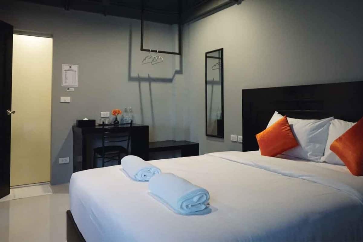 Superior Double Room, 1 Double Bed, Non Smoking | 1 bedroom, bed sheets