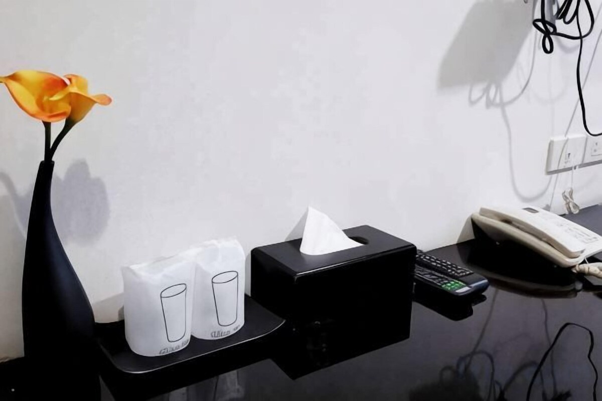 Shower, free toiletries, towels