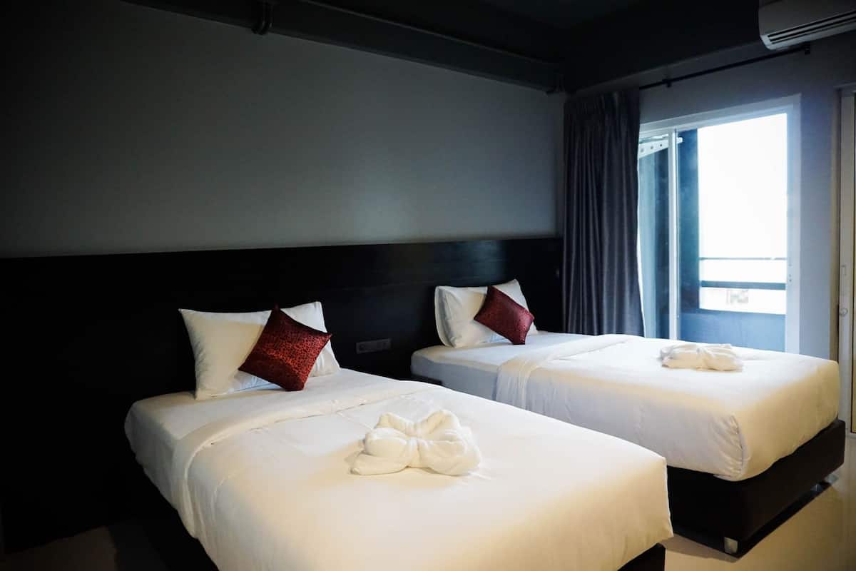 Deluxe Room, 2 Twin Beds, Non Smoking | 1 bedroom, bed sheets