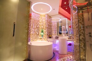 Đồ dùng nhà tắm miễn phí, máy sấy tóc, dép đi trong nhà 