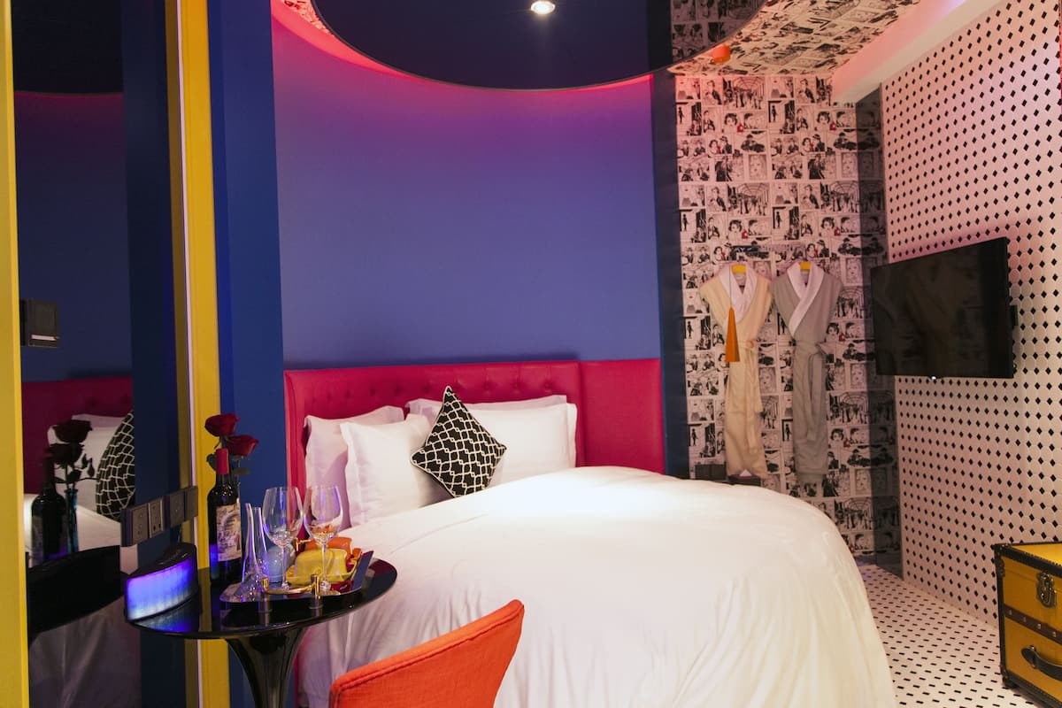Basic Room | Minibar, in-room safe, desk, blackout drapes