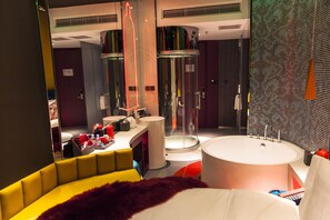 Habitación Premium | Minibar, caja fuerte, escritorio y cortinas opacas