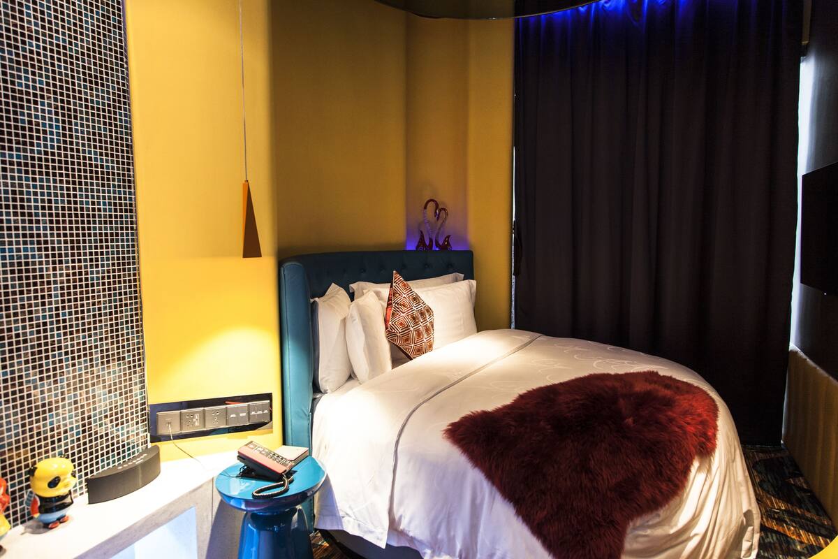 Minibar, Zimmersafe, Schreibtisch, Verdunkelungsvorhänge