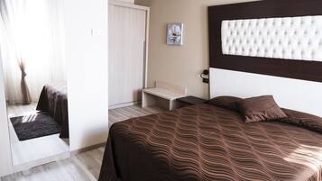 Minibar, bureau, Wi-Fi gratuit, draps fournis