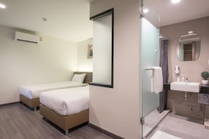 ห้องดีลักซ์ทวิน | โต๊ะทำงาน, ผ้าม่านกันแสง, Wi-Fi ฟรี, ผ้าปูที่นอน