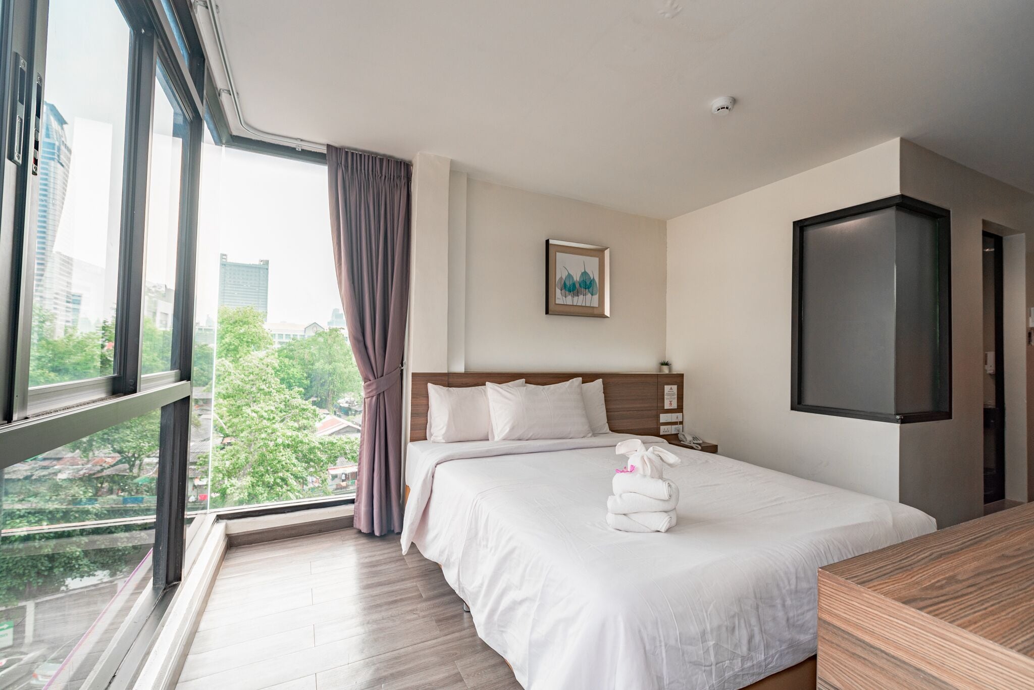 Kamar Premier, 1 Tempat Tidur Queen | Meja kerja, tirai kedap cahaya, Wi-Fi gratis, dan seprai linen