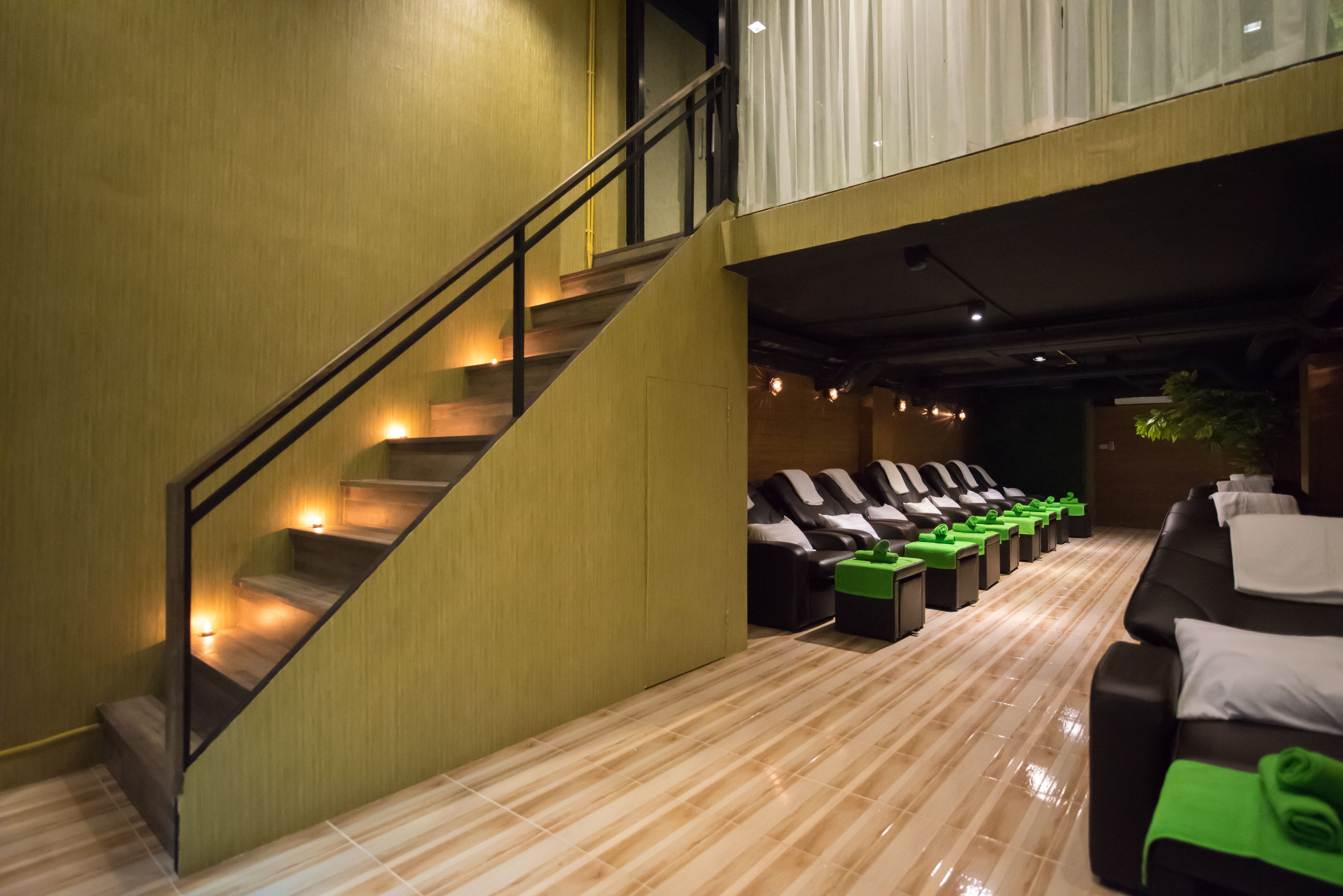 Aromaterapi, pijat dengan batu panas, pijat Thailand, dan body scrub